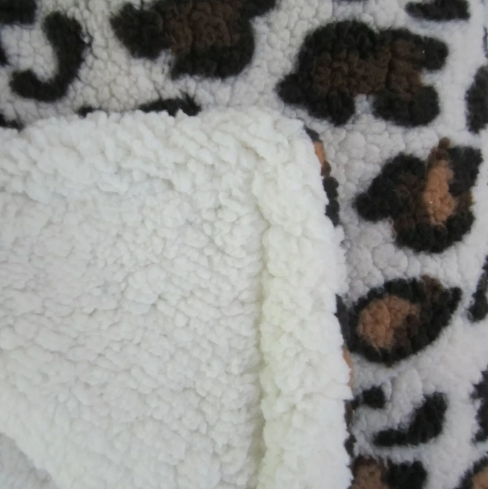 Rachel Zoe Leopard Sherpa Soft Fleece Throw - Picture 4 of 4